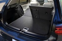 荷室は60：40分割式の後席を倒すことで拡大できる。拡大時の容量はVDA方式で1237リッター。