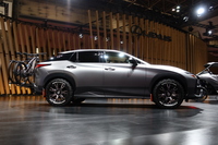 ブース内には、オフロードイメージの展示車も並んだ。写真は、未舗装路用タイヤを装着し車体後部に自転車を積んだ「レクサスRZアウトドア コンセプト」。