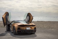 2枚の跳ね上げ式ドアを持つ「マクラーレンGT」。“半ドア”を防止するオートクローズ機能が備わる。