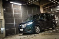 マイナーチェンジ版「ステップワゴン」が発売されたのは、2017年9月末のこと。上級シリーズの「スパーダ」にハイブリッドモデルが設定されたことが最大のトピックだ。