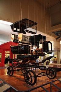 米国ミシガン州ディアボーンのヘンリー・フォード博物館にて。1923年「フォードT型」の構造を示した展示。