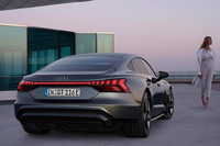 アウディが「e-tron GT」を日本初公開　2モーター4WDを搭載した電動の4ドアクーペの画像
