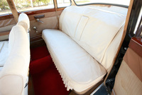 やわらかな座り心地のリアシート。峠道を攻めるようなクルマでなければ、こうした方向性のシートは現代でもアリだと思った。