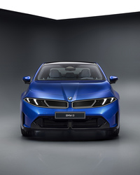 まず発表されたのは「i3 50 xDrive」の1グレードのみ。前後のモーターを合わせて最高出力469PS、最大トルク645N・mを発生する。WLTPモードの一充電走行距離は900kmにも達する。