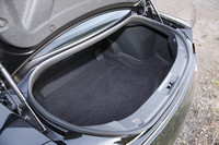 容量315リッターを確保する「GT-R」の荷室。ゴルフバッグならふたつ収納できる。