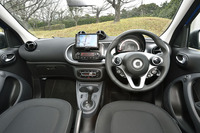 インパネやドアには楕円（だえん）形のモチーフが反復される。試乗車にはオプションのポータブルナビ（パナソニック製）が装着されている。