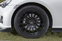 タイヤサイズは前後共通の225/40ZR18。国内3メーカー、海外3メーカーのタイヤをテストした結果、ミシュランの「パイロットスーパースポーツ」が採用された。