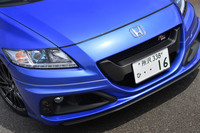 フロント周りも、機能的な専用アイテムで個性を主張。パンバー下の黒いスポイラーは、前後に20mmスライド可能。