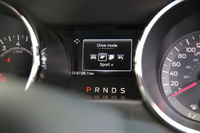 走行モード切り替え機構には「ノーマル」「コンフォート」「スポーツプラス」「トラック」の4つのモードが用意されており、これとは別にステアリングのレスポンスも「ノーマル」「コンフォート」「スポーツ」の3種類から選べるようになっている。