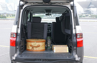 ガバっと開くリアゲート。幅約110cm、奥行き約73cm、天井までの高さは130cm弱ある。下側のゲートは奥行き53cmあり、腰かけるには十分なサイズ。