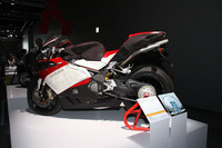 1950年代から70年代にかけて、ロードレース世界GPを席巻したMVアグスタ。その現代版である「MVアグスタF4」のカウルやタンクなどを「Superlativa」と呼ばれる真珠貝やレザーで飾った、20台限定の走る芸術品。