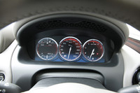 アナログ式に見える3連メーターは、デジタル式。走行モードによって、ごらんの赤などに色を変える。