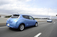 【スペック】日産リーフ G（写真手前）：全長×全幅×全高＝4445×1770×1545mm／ホイールベース＝2700mm／車重＝1520kg／駆動方式＝FF／交流同期モーター（109ps/2730-9800rpm、28.6kgm/0-2730rpm）／航続距離＝200km（JC08モード）／価格＝406万350円（テスト車＝413万5950円／特別塗装色<アクアブルー>＝4万2000円／寒冷地仕様I＝3万3600円）