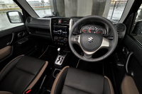 縦長のセンタークラスターが特徴的なインパネまわりは、2004年のマイナーチェンジの際に採用されたものだ。