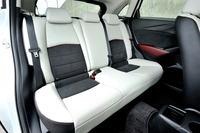 後席の着座位置を前席より37mm高くして、前方が見やすく、かつ前席乗員と会話しやすい配置とした。