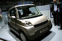 2008年 マトラ・オートモビルの元技術責任者が開発した3人乗りシティーカー「X80」。750cc2気筒で、回生ブレーキ機能や駐車時を考慮した伸縮式バンパーを持つ。