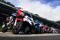 【Movie】最新のオートバイ23台が、サーキットを激走！の画像