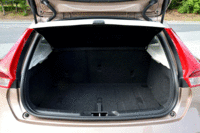 荷室の様子。後席や助手席を前方に倒すことで、積載容量を拡大できる。（写真をクリックすると荷室のアレンジが見られます）
    