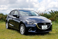 1.3ガソリンの中間的グレード「13S」。ボディーカラーはディープクリスタルブルーマイカ。