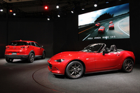 マツダのブースに展示された、次期「ロードスター」と「CX-3」。
    