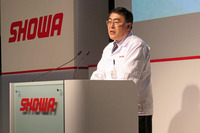 開所のあいさつをするショーワの杉山信幸代表取締役社長。