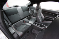 前席の後ろには、2名分の小ぶりなシート。左右一体型の背もたれを倒せば、フルフラットのラゲッジルームとなる。