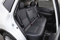 ハイブリッド車に設定されるのは2列5人乗り仕様のみで、3列7人乗り仕様は用意されていない。
    