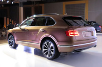 可変シリンダーシステムやコースティング機構を採用するなど、環境負荷の低減にも配慮。CO2排出量は292g/kmとなっている。