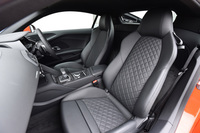 今回試乗した「R8 V10クーペ 5.2 FSIクワトロ」には、オプションで用意されるダイヤモンドステッチ入りのスポーツシートが装備されていた。