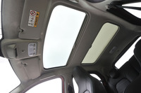 「フォーフォー ターボ」には「パノラミックルーフ」が標準で備わる。