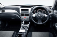 1.5i-Sのインテリア。キーレスアクセスやイモビライザーが標準。運転席は8ウェイのパワーシートとなる。