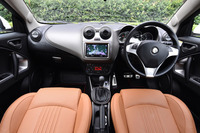 ハンドル位置は右のみ。ポルトローナ・フラウのレザーシートが標準で装備される。試乗車のシートカラーは「ナチュラル」。