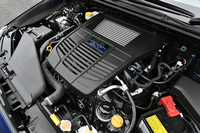 300psと40.8kgmを発生する、2リッター水平対向4気筒ターボエンジン。JC08モードの燃費値は13.2km/リッター。
    