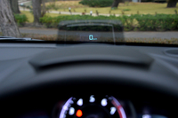 メーターフードの奥に備わる「アクティブ・ドライビング・ディスプレイ」。エンジン始動と同時に自動で立ち上がり、車速やナビゲーションのルート誘導などの情報を表示する。
    