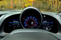 デジタルのメーター値は、走行視界との焦点差を減らすべく、奥の方に浮かび上がるように表示される。