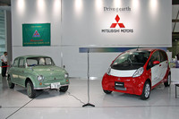 現代の軽である「i-MiEV」と並んだ「三菱500スーパーデラックス」。こんなに小さいが（全長×全幅×全高＝3160×1390×1380mm）、当時の規格では5ナンバーの小型車で、しかも乗車定員5名（！）だった。