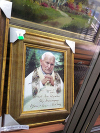 ポーランド人といえば前ローマ教皇ヨハネ・パウロ2世も。地下街の商店にて。