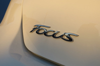 ありがたいご来光に、オレンジに染まるフォーカス号のリアエンブレム。
	
	この日のオドメーター：5298km