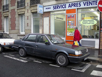 パリのコインランドリー前にたたずむ、初代「コロナ（FF）」（1983-87年）。車齢23年以上。