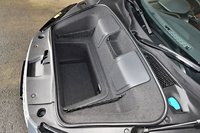 ボンネット下には容量112リッターのラゲッジスペースが用意される。