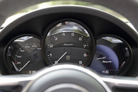 中央のタコメーターのレッドゾーンは7600rpmから。スピードメーターの表示は300km/hまで。
    