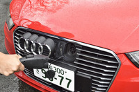 充電ポートはフロントグリルのフォーリングスの奥に設置されている。フル充電に必要な時間は100Vで約9時間、200Vで約3時間。