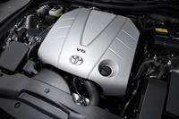 先代の3リッターV6にかわって、新たに3.5リッターV6が搭載される。3.5リッターモデルにはABS、VSC、トラクションコントロール、それに電動パワステを統合制御して挙動を安定させるVDIMが備わる。