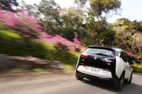 ブラックアウトされたテールゲートが特徴的なリアビュー。
    