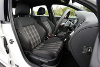 赤と白のチェック柄シートは先代と同じだが、新型には赤いステッチのアクセントが施される。