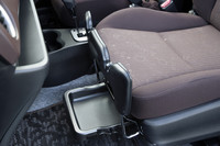 助手席には、荷物が前に滑り落ちるのを防ぐ仕掛け（買い物アシストシート）や、シートアンダートレーが標準装備される。
