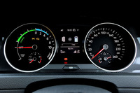 スピードメーター（右）の表示は260km/hまで。通常タコメーターとなる左側にはパワーメーターが備わる。