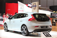 「V40」の車名が8年ぶりに復活した。（写真＝新井一樹）