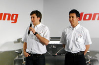 No.18 童夢レーシング（小暮卓史/ロイック・デュバル組）。「これまでホンダがNSXで築いてきた功績を、今度はこのクルマで作っていきたい。僕にはそのチャンスがある」とデュバル選手（写真左）。成田空港から会見が行われた鈴鹿まで直行したそうだ。