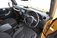 度重なる改良によって、デビュー時よりも大幅に洗練されたインテリア。それでも、助手席側ダッシュボードの手すりなど、各所に本格オフローダーならではの装備やデザインが見られる。
    